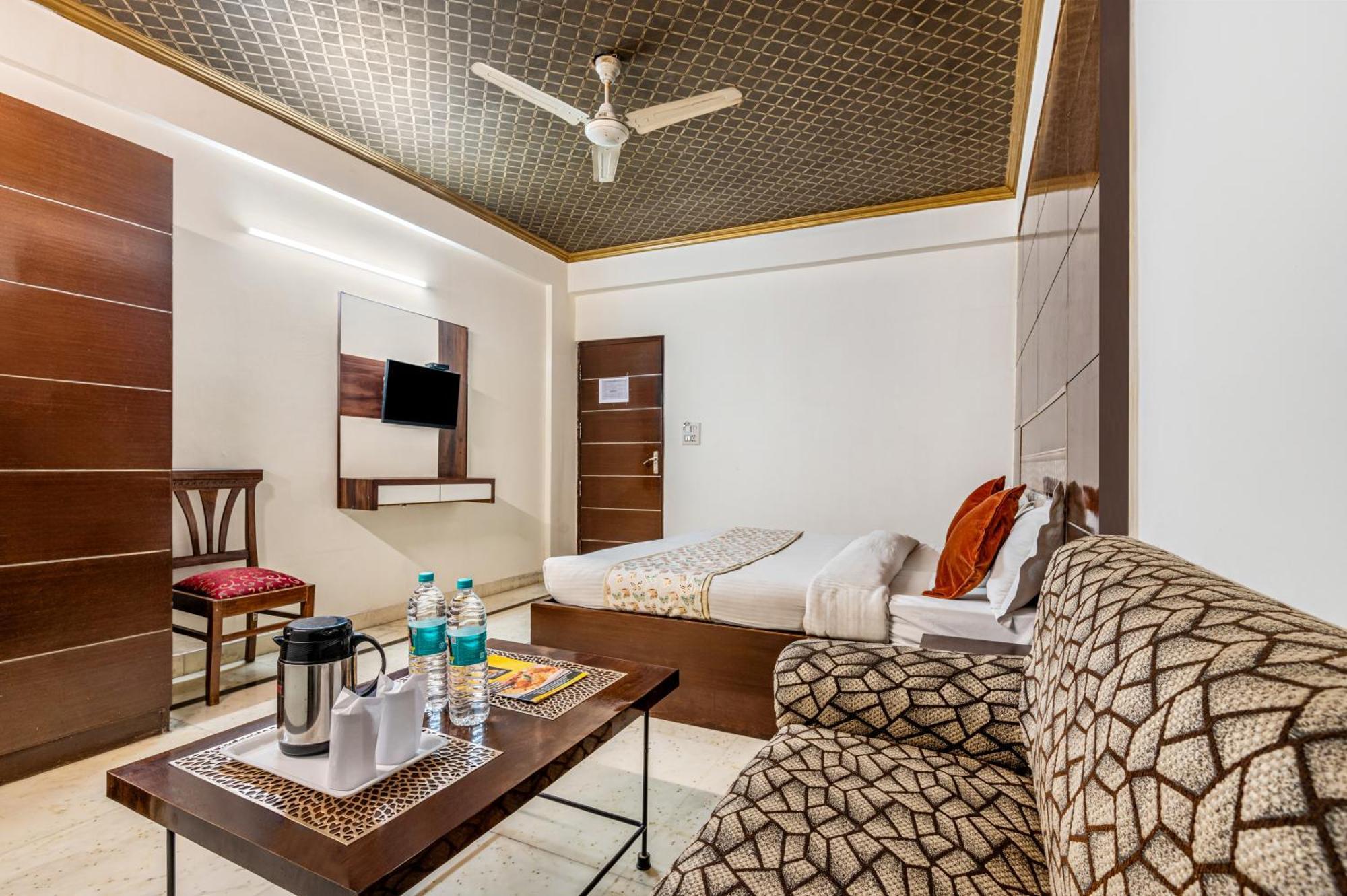 Hotel Nice Palace Delhi Zewnętrze zdjęcie